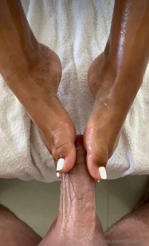 Hey barefeetlovers!HE give me all his Milk on my tanned bare..