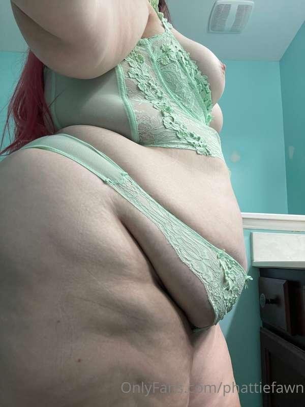 Tummy ( & titty) Tuesday 🥰🥰