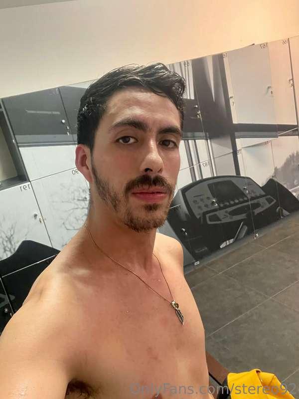 Ya están tan acostumbrados a verme la verga en el baño del g..