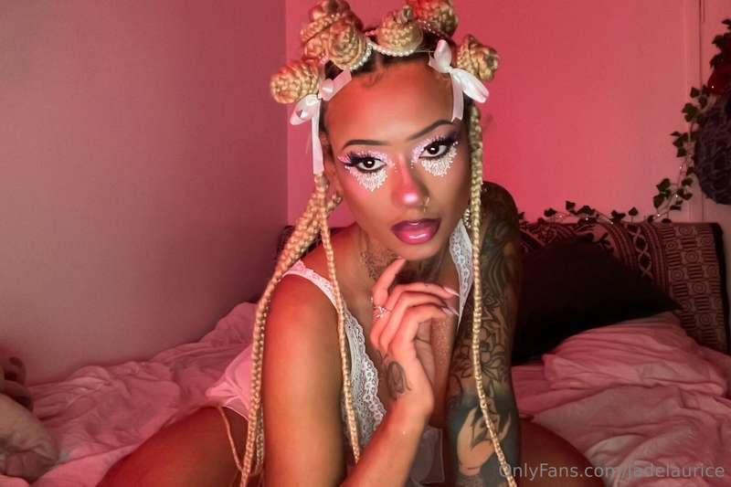 Check out my Xrated webcam pictures in your dm 😇