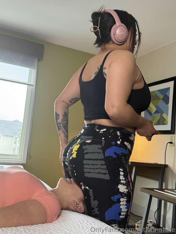  Looks like Gia may need a new gaming chair soon! Any volunt..
