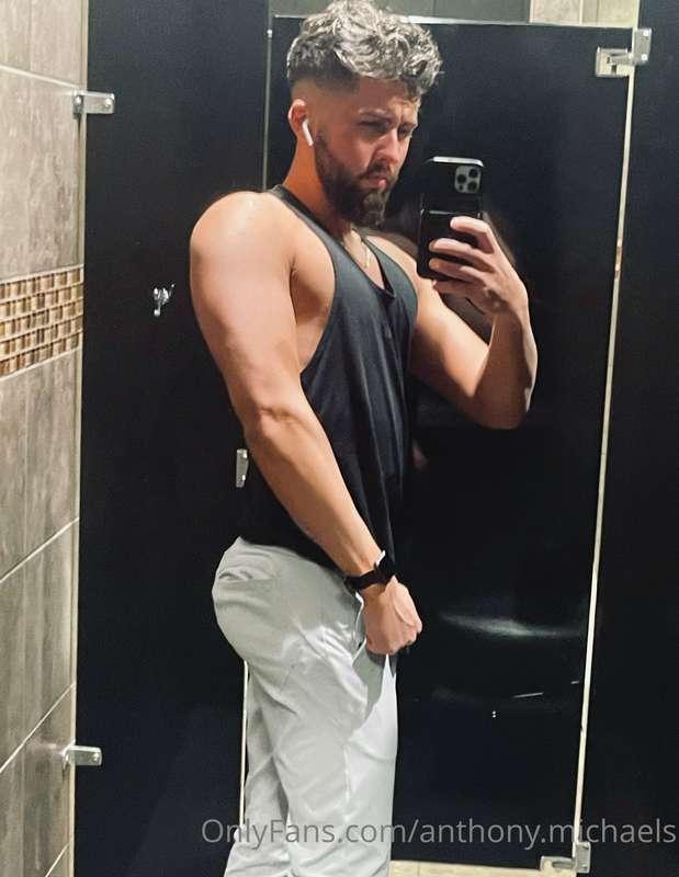 hamstring and glutes day... why are all the gym bros looking..
