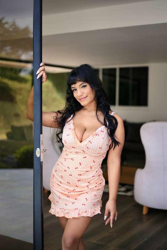 In .public I show a little… in my DMs I show it all 😘