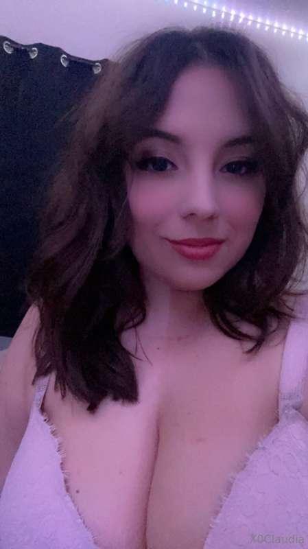 Daily dose of cleavage💕