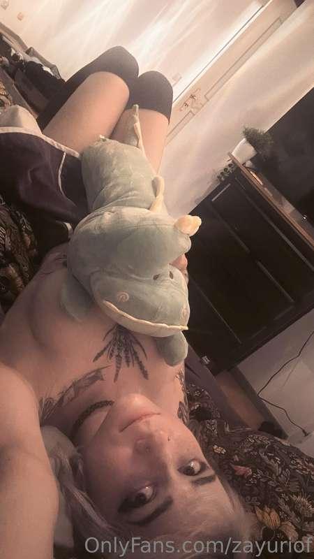 Idk what this plushie is tbh. Is it a Dino? Is it a crocodil..