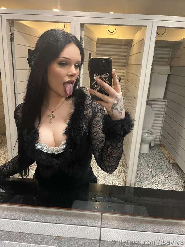 Public bathroom selfie 🤪