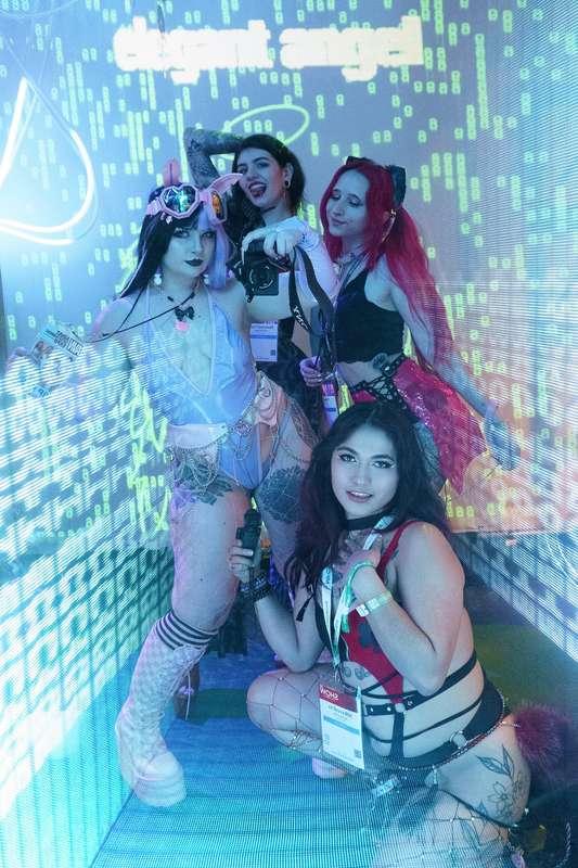 e-girls in ur computer!!! 🖥️ 🩵💜🩷💛@ravekitty @ramona.vixen @l..