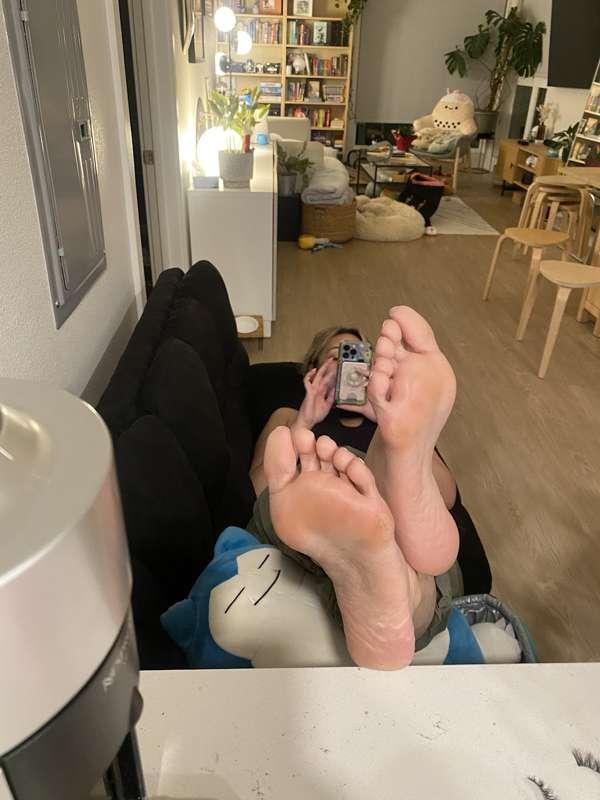 Tipsy feet up