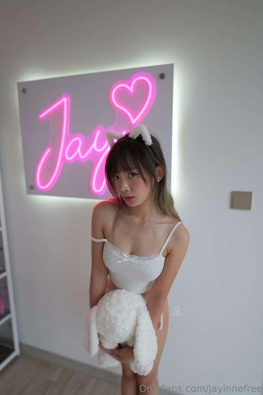 Waiting for you! 💕Join me for no ads or promos on my premium..