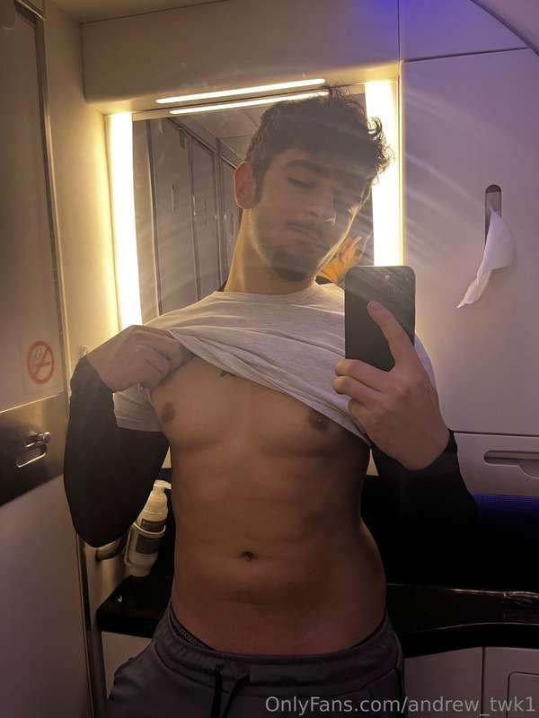 Hey ! Are you enjoying my chest ? 😉 💪