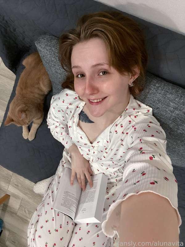 Before my move, I started reading this book📖, but I forgot it at my previous place of residence. Now I've started rereading it, and it's no less interesting than the first time✨

Do you read books and do you have a favorite writer and genre?💭

#redhead #longhair #cutie #slim #young #pretty #lifestyle #life #blog #fyp