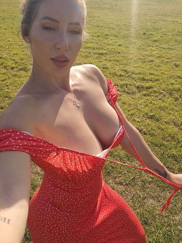Good morning my loves 😊 Your lady in red 😏 