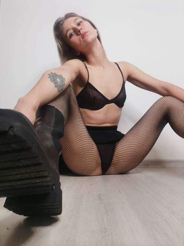 - I love to play with my pussy. To cheer myself up and you. ..