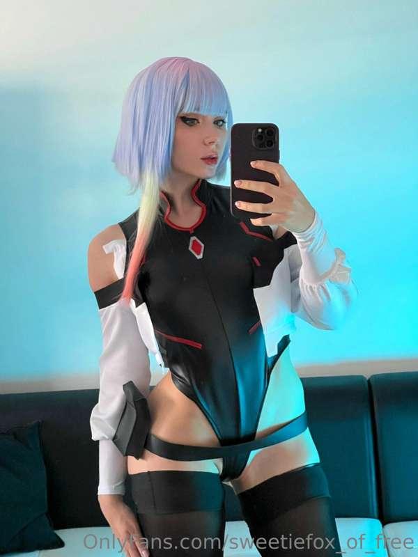 Mysterious netrunner Lucy is a cute but naughty one💚This lit..