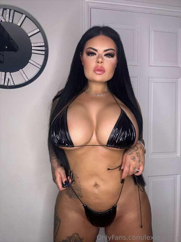 I’m just a thicc goth slut with a dominant side 🖤
