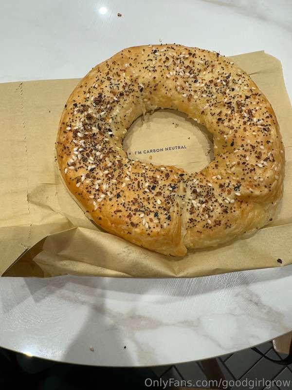 Everything cream cheese filled cragel 🐷 lil pre gym snack! N..