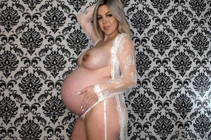 i love showing off my pregnant belly in sexy outfits ;) 