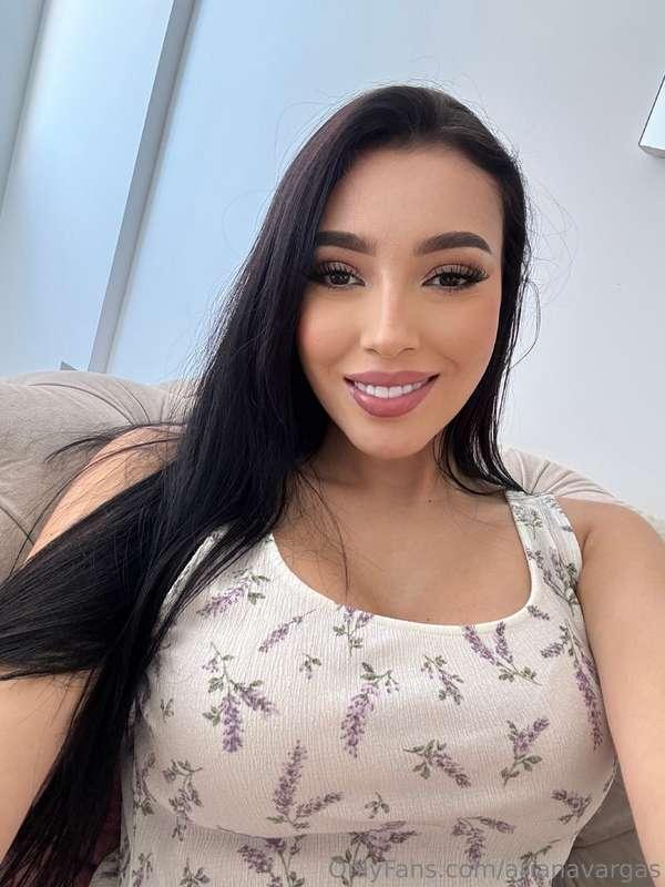 Flirty eyes 👁️ glossy lips 💄 and good intentions… kinda 😉💕