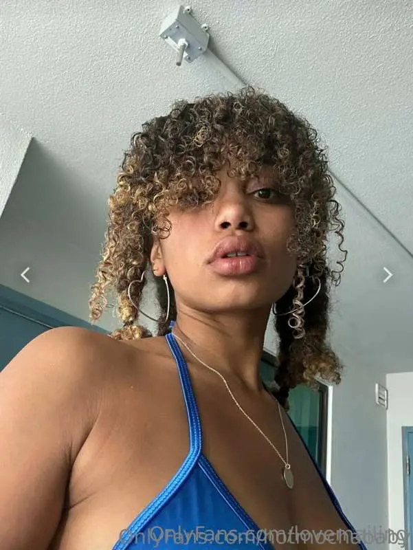 Big booty and curly hair 🥵😻 she goes live every week DM make..