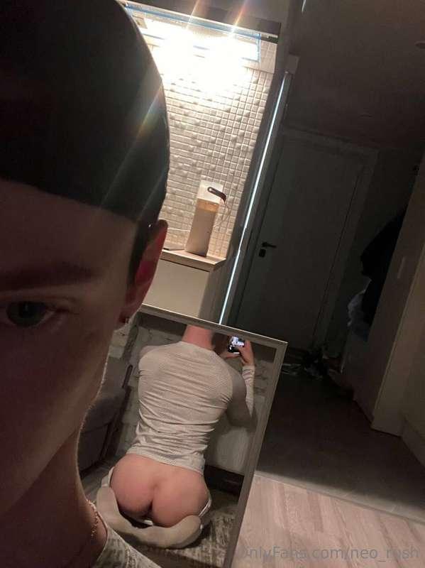 need a face to sit on soo bad 😋