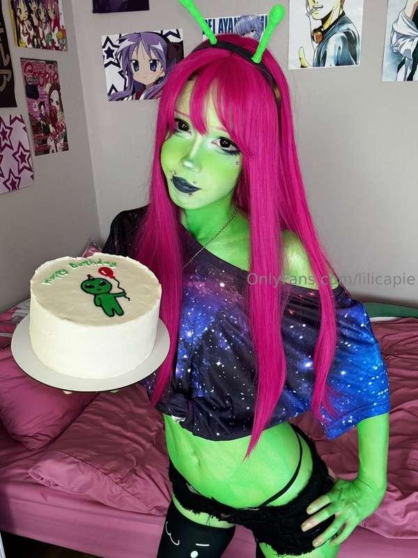 ITS MY BIRTHDAY TODAYYY ^___^ and i just wanted to say somet..