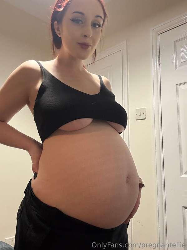 pregnantellie image #0