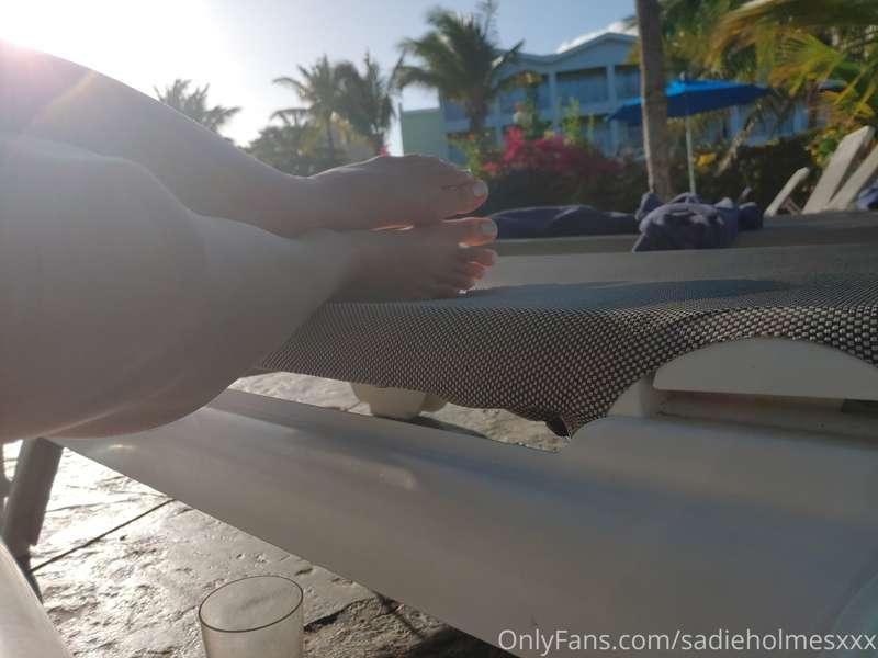 These hot #feet & this sexy pussy is ready for fetishcon thi..