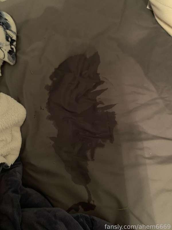 This is why we’re warned to not drink soda or coffee before a nap. Things get a little… wet
💦 🛌 
#diaper #bedwetting #pee