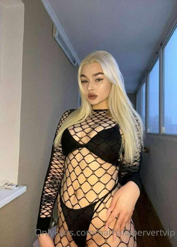 Sexy blondy kitty @kristi_loo wants to share her body with y..