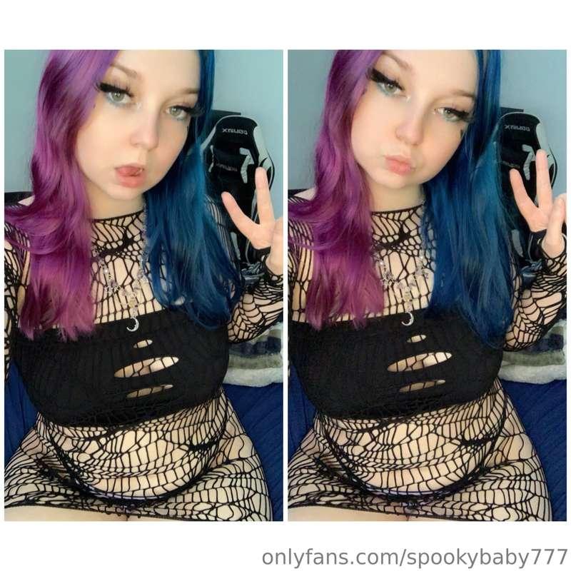 Your sexy GOTH GF rubbing her tight little pussy from the FR..