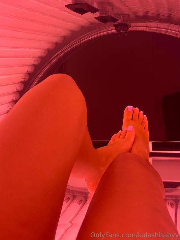 do u prefer white toes or frenchies? 💖