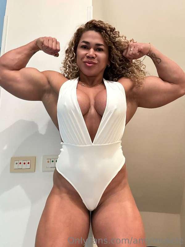 Tits and biceps need to be proportional, BIG 😂