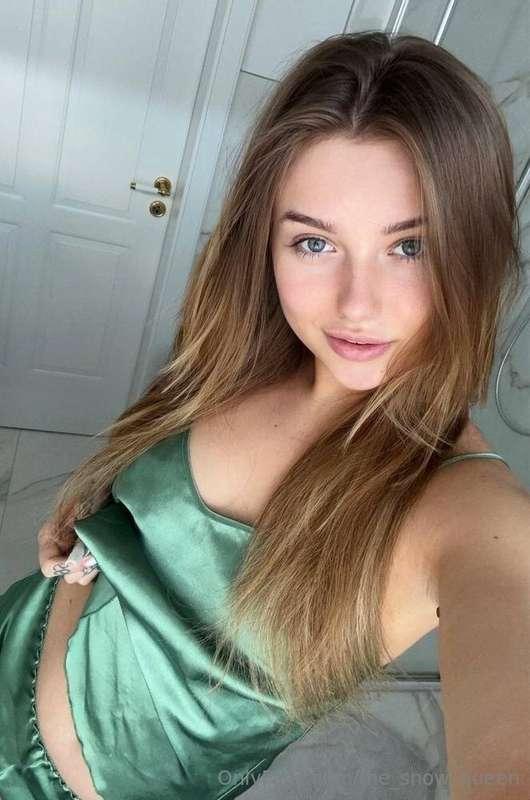@lealealuxe She is waiting for you❤️ ❤️ @lealealuxe ❤️ Who w..