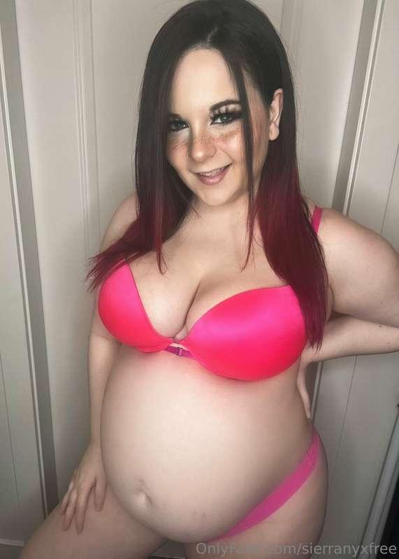 Throwback to about 7 months preggo! I feel like my tummy loo..