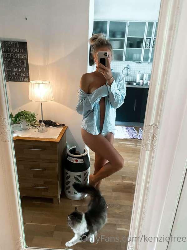 Good morning, spot the 🐱 
Lazy day around the house. Coffee ..