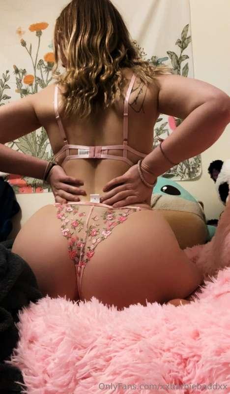 Penetrate that tongue so deep I vibrate 👅👅