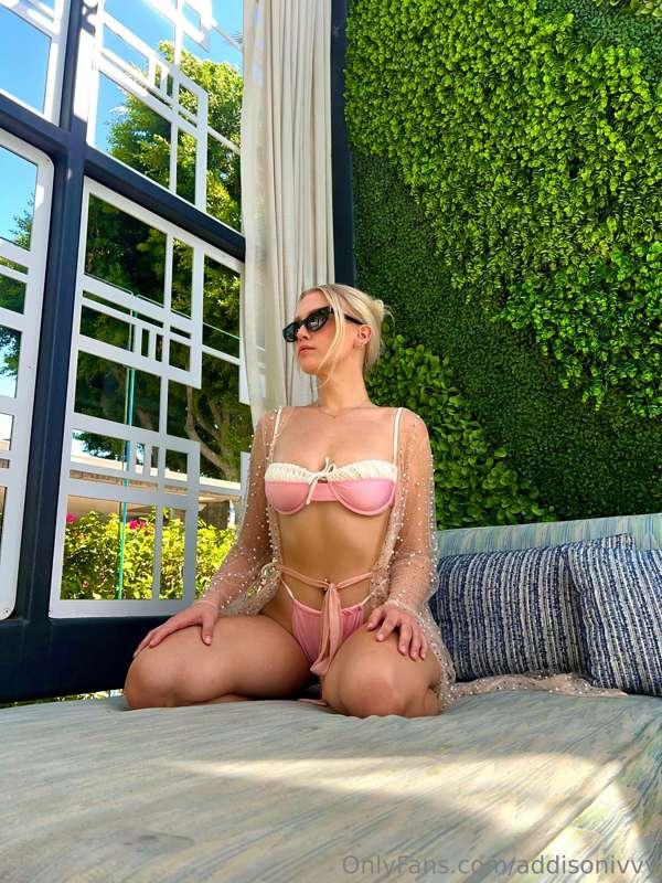 a quickie by the pool? 🤤