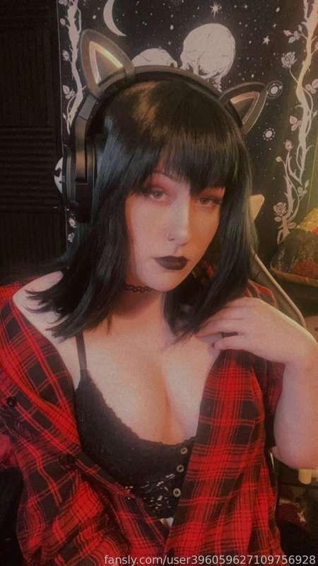 Pizza or fries?

#fyp #goth #cute #cosplay #sexy