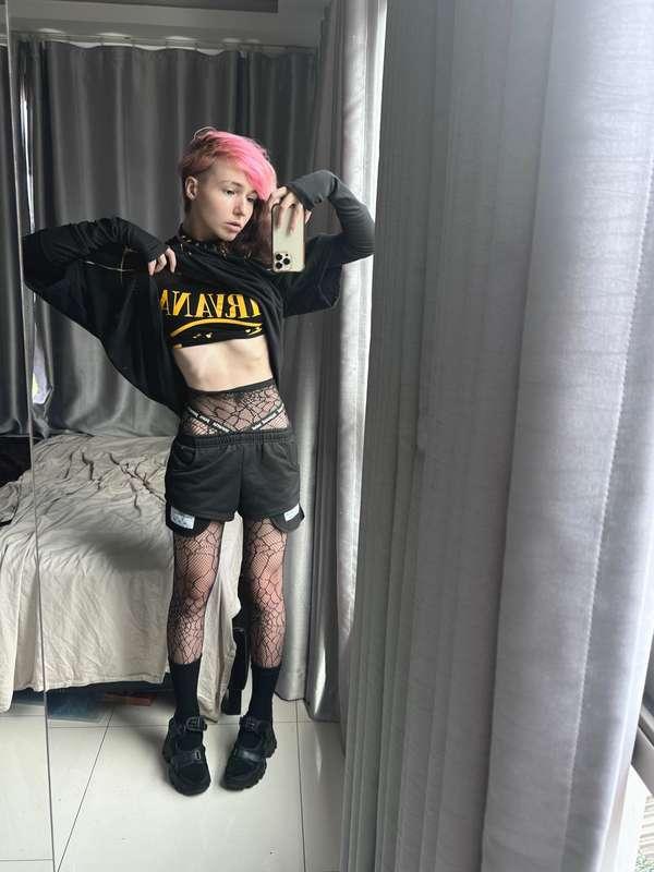 emo-punk on-off
🖤

#fyp #onoff #emo #punk #alt #grunge #dyedhair #tomboy #enby #nonbinary