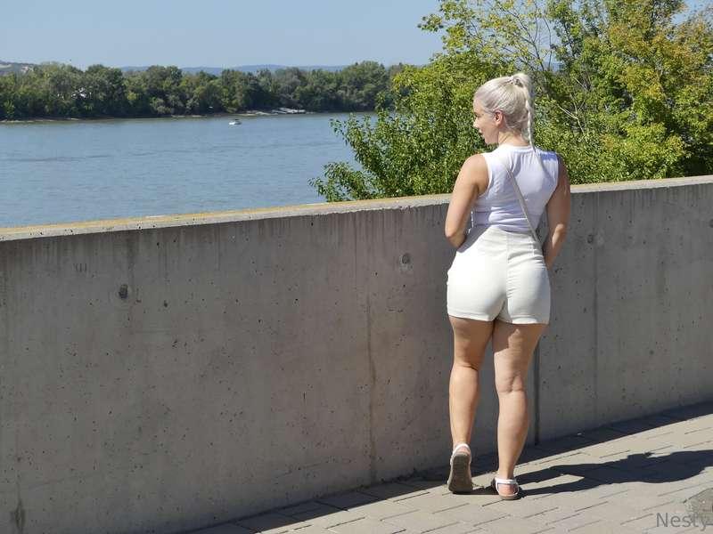 Today I’ve got some walking pics for you!💋