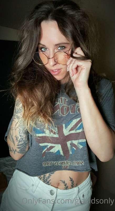 Feeling the urge to give a messy BJ in these glasses🥵