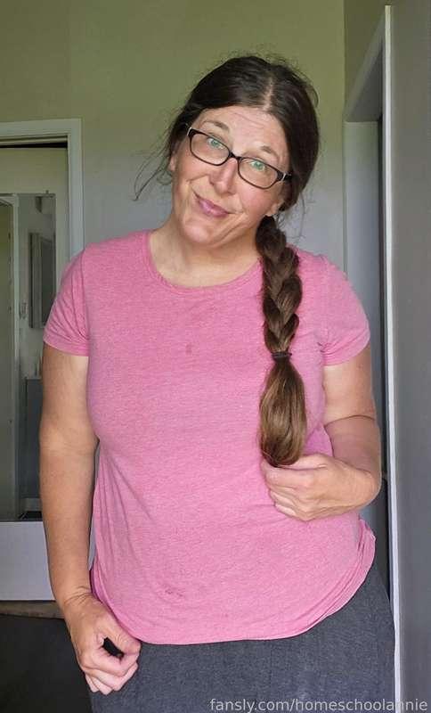 Working in my bummy garden clothes and all hot from the sun. It's a very hot and humid day in Ohio.

#lingerie #onoff #bra #underwear #milf #braids #glasses #pawg #brunette