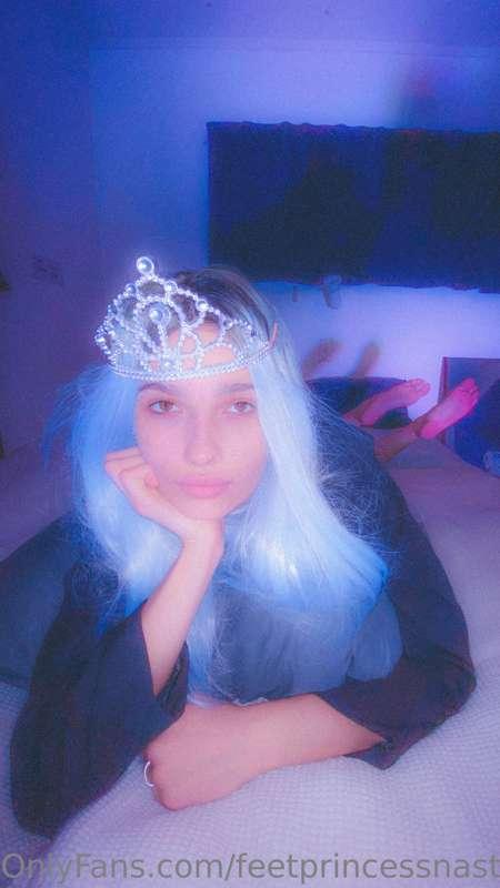 Your queen checking in to remind you that you guys are my mo..