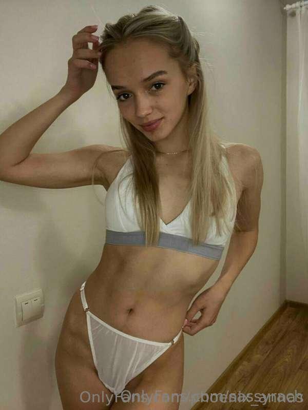 @phoenix_annas @phoenix_annas
Take a look at this angel!
She..