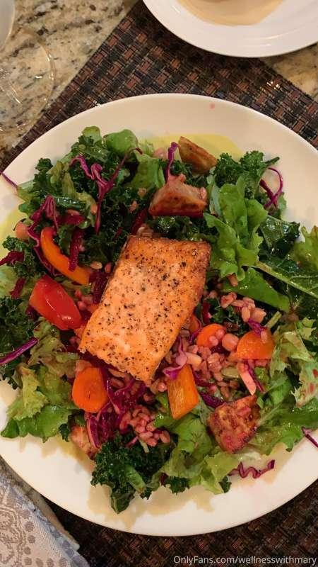 happy monday! kicking this week off with this super healthy ..