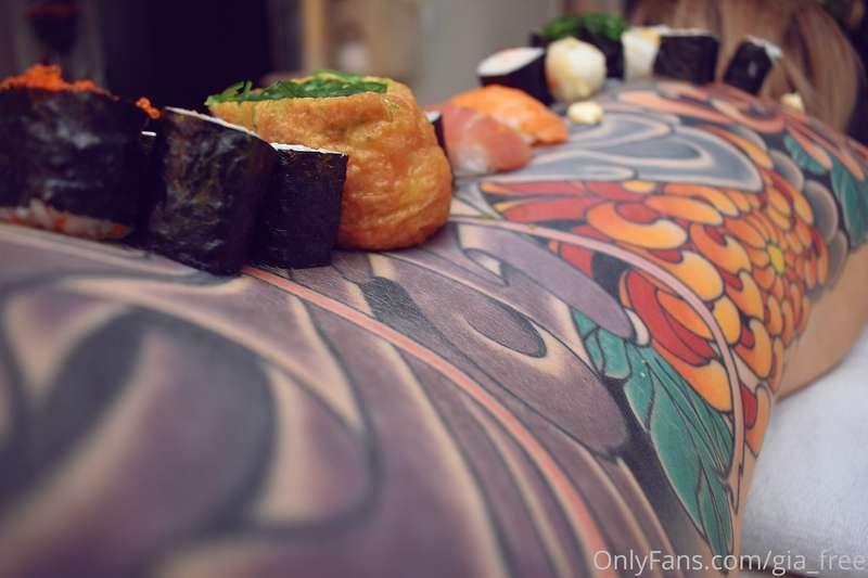 🍱🥢🍣 Sushi Train 🍱🥢🍣
The entire mouth watering set with @fake..