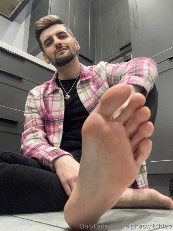 Look at them perfect sweaty soles 😈