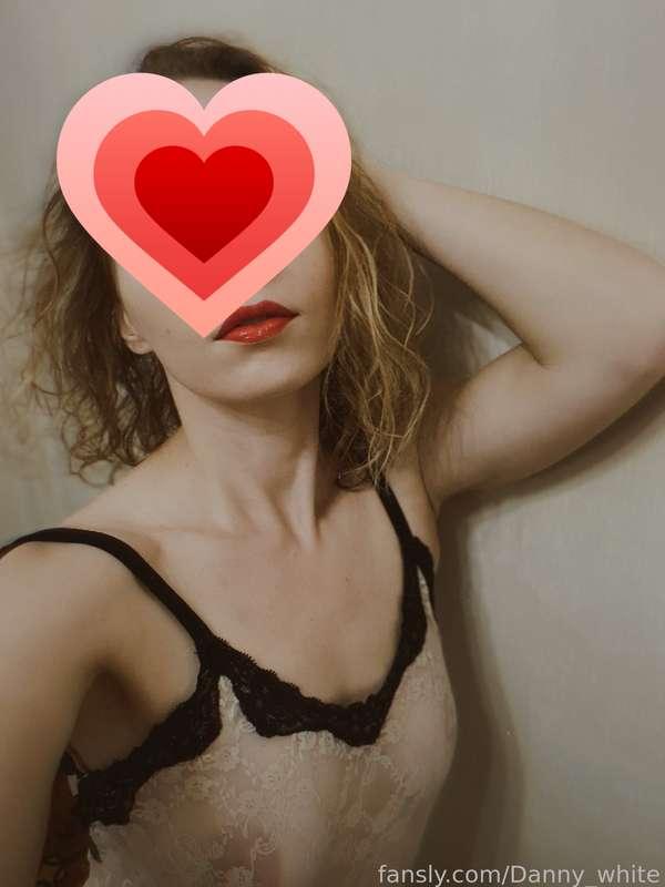 Bright red lips, smooth soft armpits. Which would you kiss first?

#fyp #dannywhite #hotwife #goddess #armpits #lips #lipstick #beauty #cute #amateur 