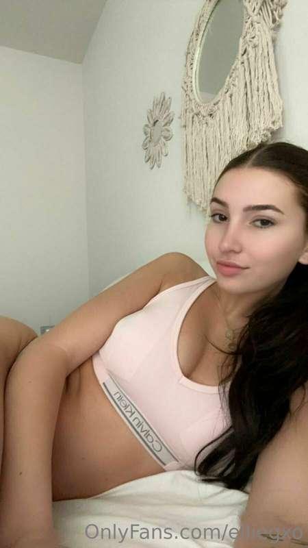 Lazy Sunday 😉 dm me to join me in bed
