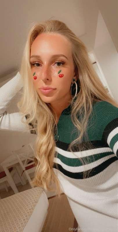 Blonde babe they say 😘, it’s the lips for me 👅